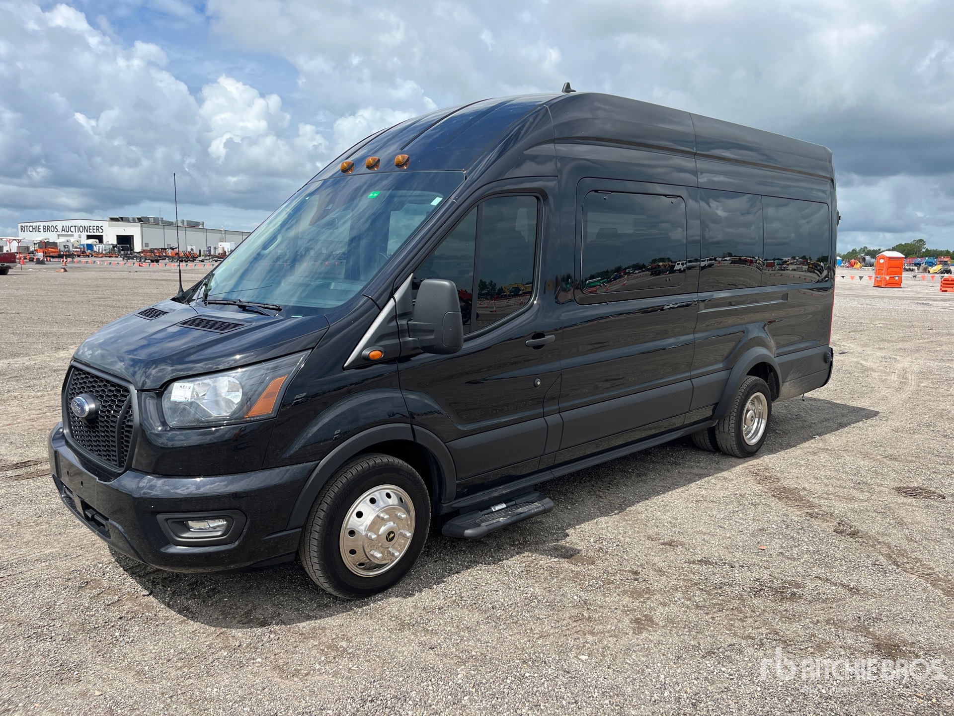 2023 Ford Transit 350 فان نقل ركاب