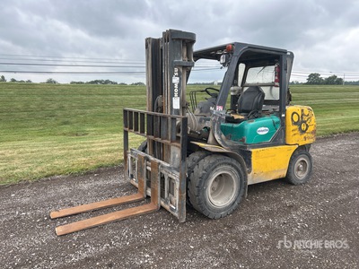 2009 Komatsu 9800 lb Cushion Tire Carrelli Elevatori