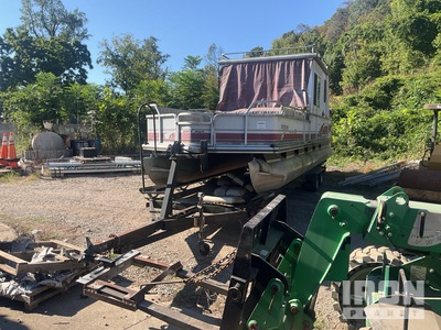 1998 Suntracker Part Hut 30 30 ft w/ 2004 Hoosier pontoon trailer Pontón flotador (Inoperable) w/ Trailer