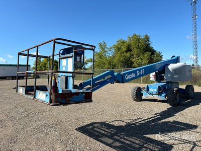 2002 Genie S-45 4WD Diesel Podnośnik teleskopowy (Inoperable)