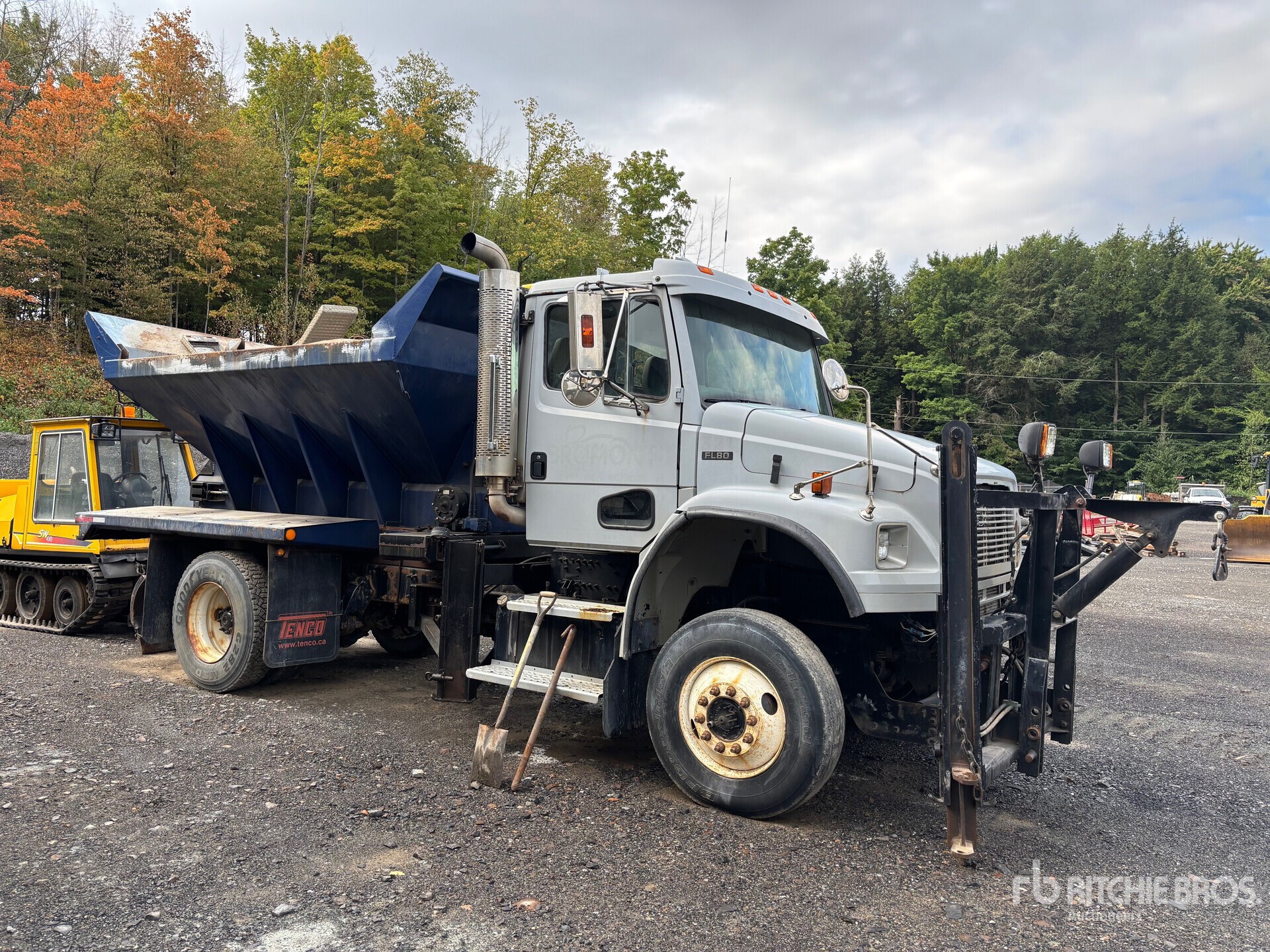 2004 Freightliner FL80 Camion épandeur