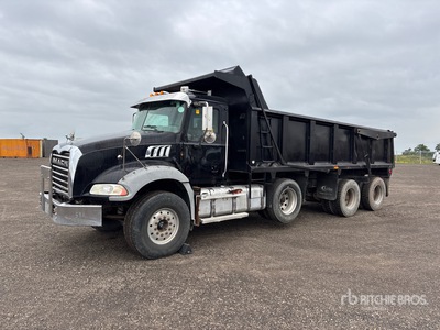 2011 Mack GU813 8x4 Camion à benne basculante Tridem