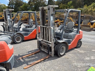 2017 Toyota 8FGU25 4500 lb フォークリフト (Inoperable)