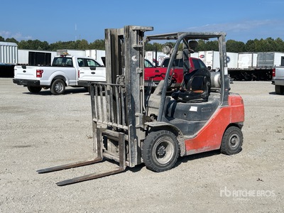 2018 Toyota 8FGU25 4500 lb Pneumatic Tire Montacargas