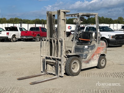 2017 Toyota 8FGU25 4500 lb Pneumatic Tire Montacargas