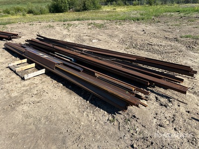 Quantity of (2) Pallets of Assorted Angle Iron Steel Varios metales
