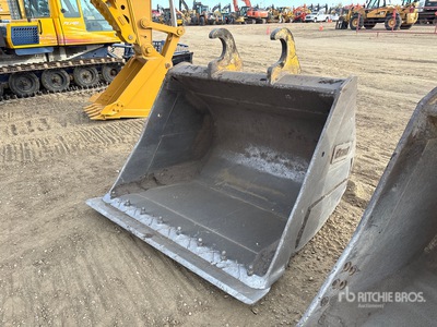 66 in Q/C Cleanup Excavator Bucket - Fits John Deere 345