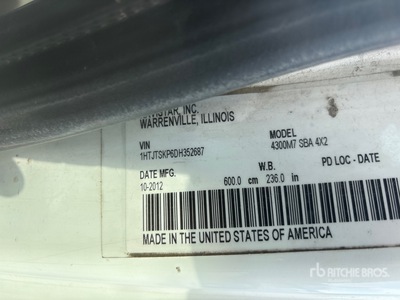 2013 International DuraStar 4300 4x2 شاحنة مسطحة