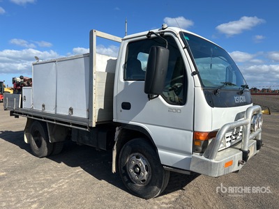2001 Isuzu NPR 200 4x2 Camion de service