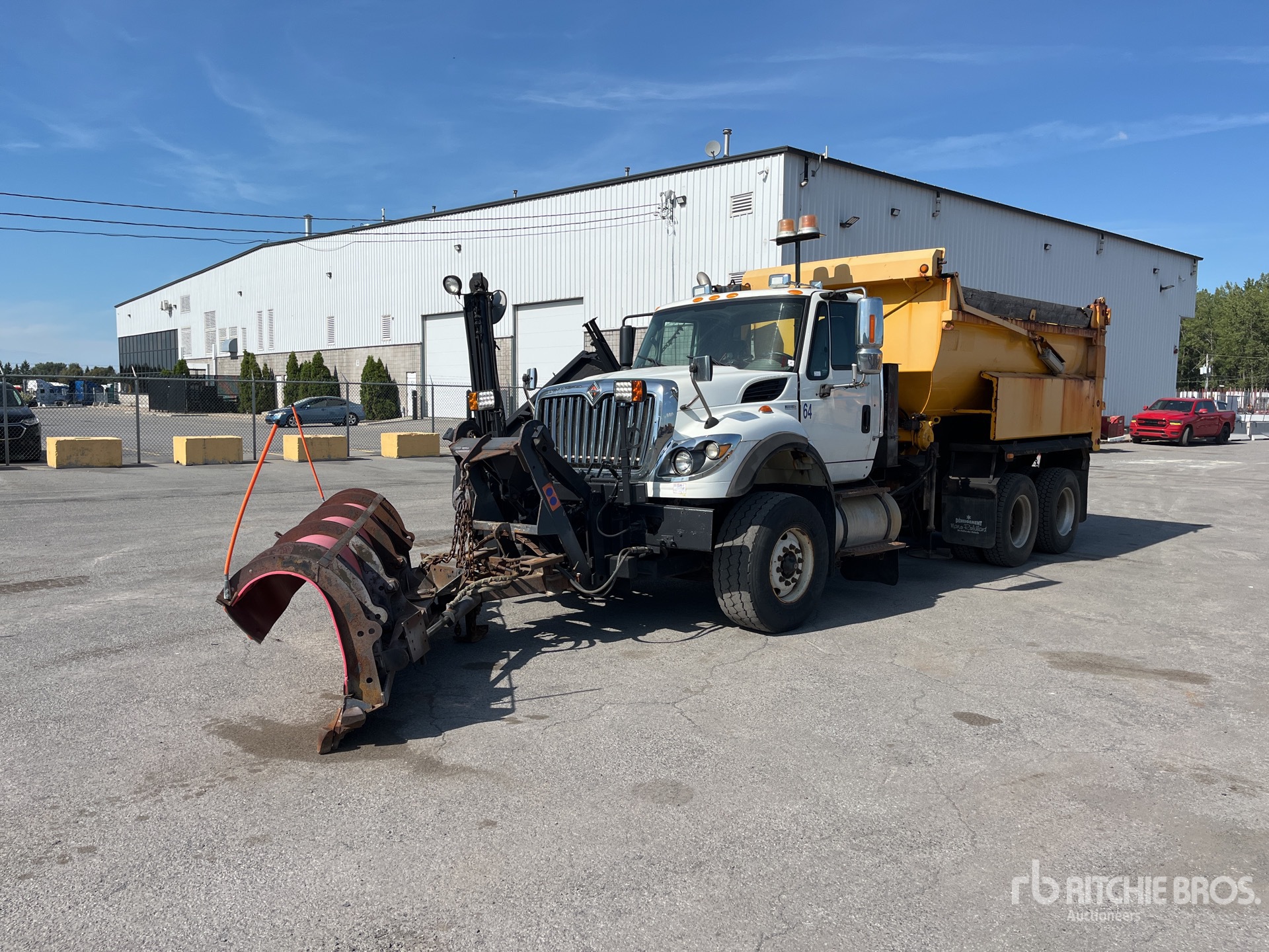 2011 International 7600 6x4 شاحنة كشط الثلج