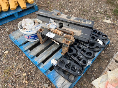 Quantity of (Quantity of links, bolts. ) Cat Track Pads Tracks - Fits Cat