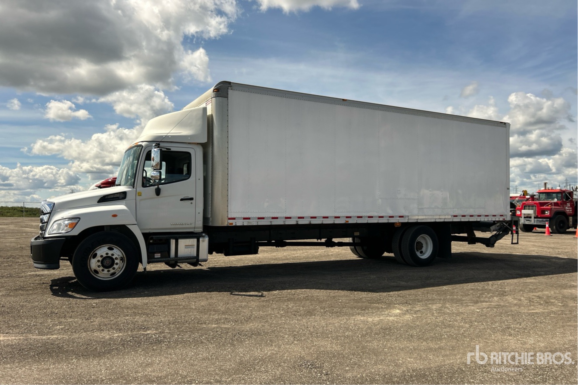 2021 Hino L7 4x2 Gesloten vrachtwagen