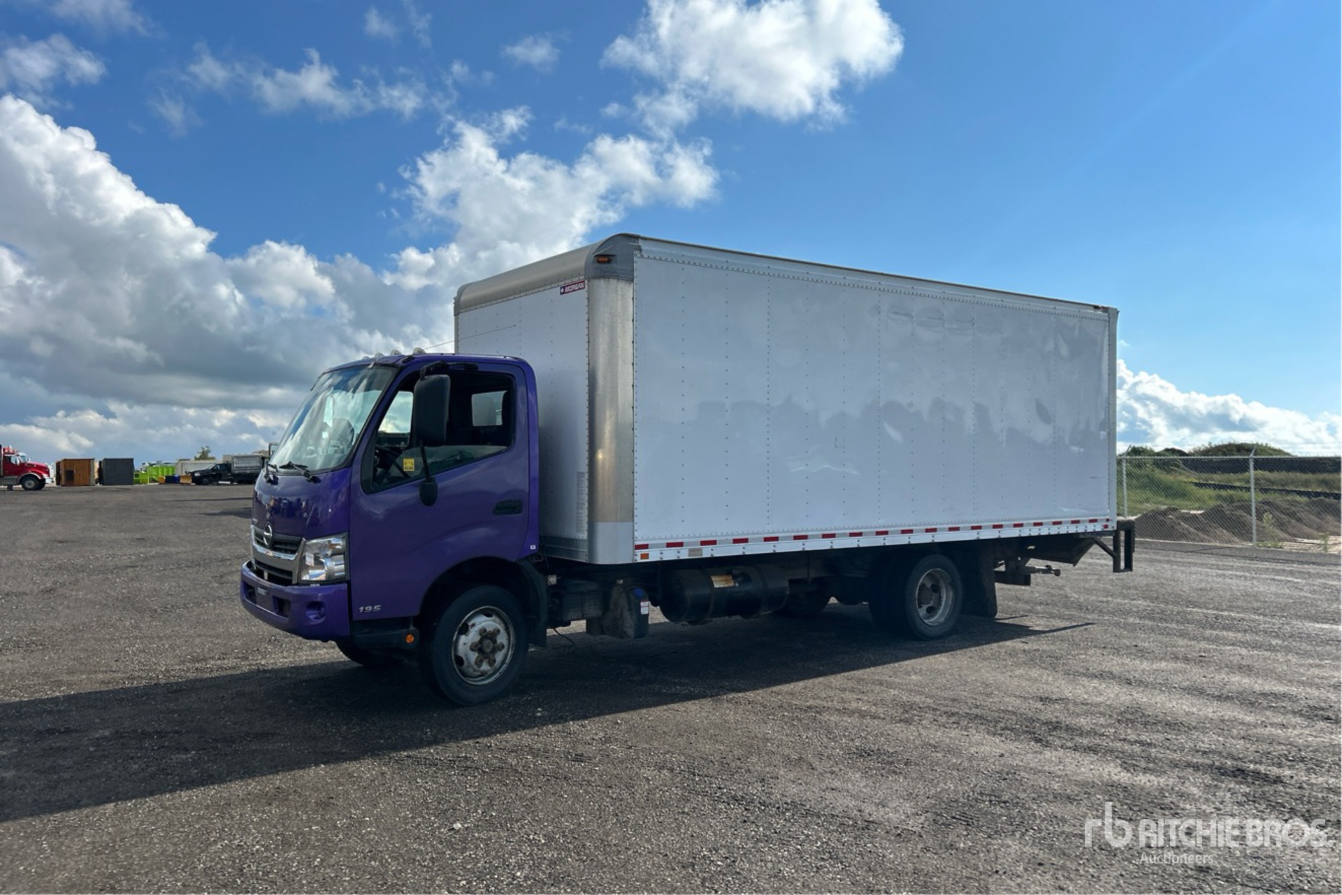 2019 Hino 195 Autocarro furgonato