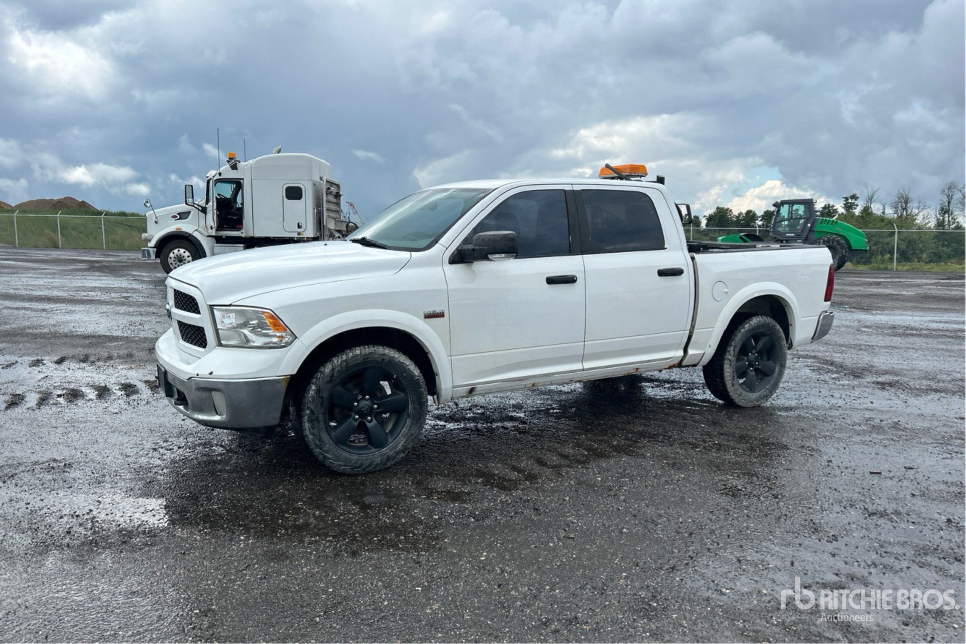 2014 Ram 1500 SLT 4x4 Crew Cab بيك اب