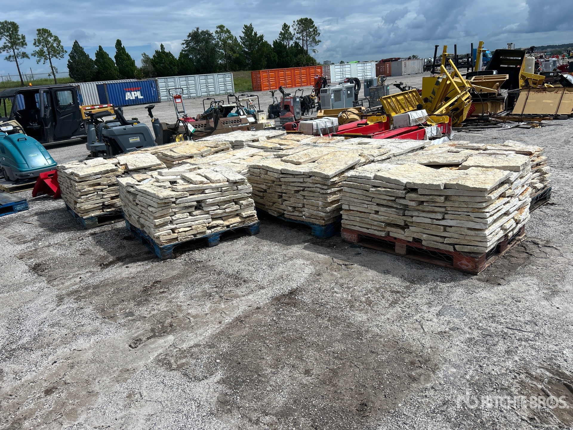Lot of (10) Pallets of Austin White Limestone Blended Sawn 4-8 In. Thin Veneer Stone (Unused)