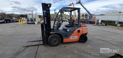 Toyota 8FD35U Pneumatic Tire Forklift