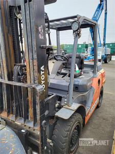 Toyota 8FD35U Pneumatic Tire Forklift