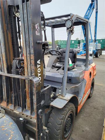 2014 Toyota 8FD35U Pneumatic Tire Forklift