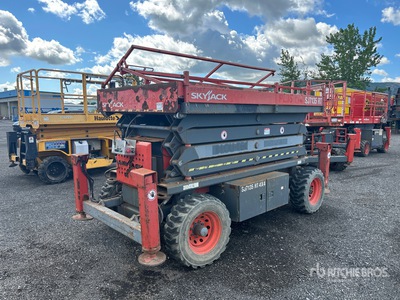 2014 Skyjack SJ7135RT 4x4 Dual Fuel منصة رفع متحركة