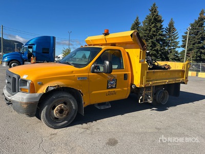 2005 Ford F-350 4x2 Camión volquete (Inoperable)
