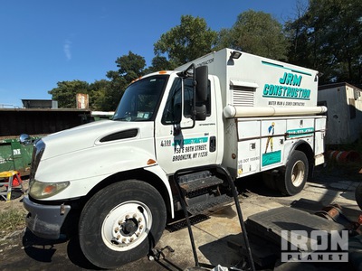 2003 International 4300 4x2 شاحنة متعددة الاغراض