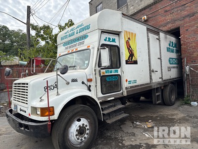 2001 International 4700 4x2 سيارة نقل ستبب