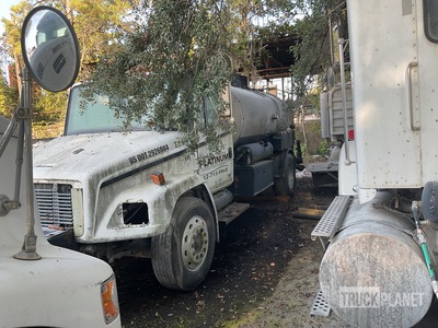 1996 Etnyre 2000 gal on 1996 Freightliner FL70 4x2 distribution truck Camión distribuidor de asfalto (Inoperable)