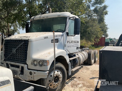 Volvo VHD 6x4 tandem axle tractor تراكتور شاحنة نهارية (ثنائية المحور) (Inoperable)