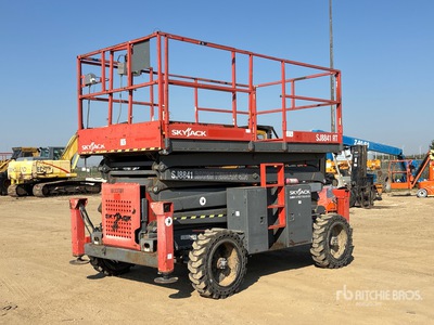 2013 Skyjack SJ8841RT 4x4 Dual Fuel Elevador de tijera