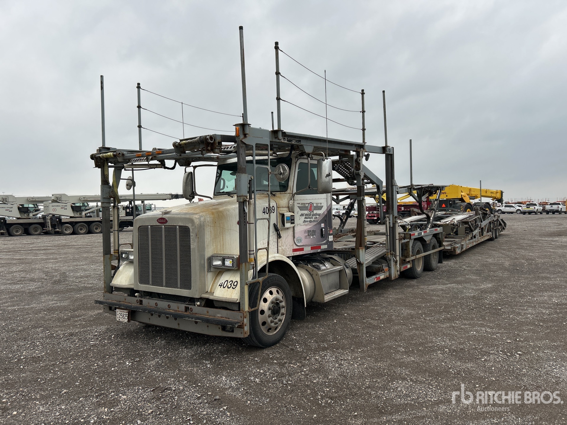 2013 Peterbilt 365 6x4 Camión portavehiculos