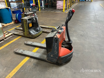 Toyota 8HBW23 4500 lb Electric Transpalette