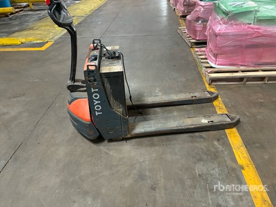 Toyota 8HBW23 4500 lb Electric Transpalette