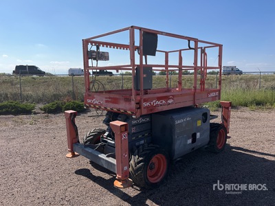 2015 Skyjack SJ6826 RT 4x4 Dual Fuel Scissor Lift
