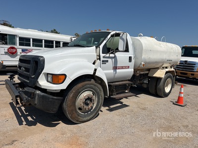 2004 Ford F-650 2000 gal 4x2 Camion cisterna de agua