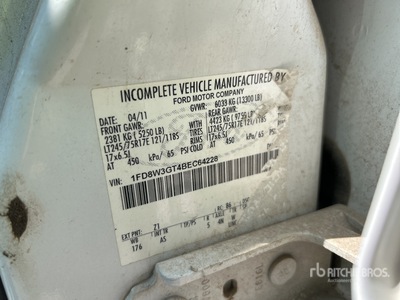2011 Ford F-350 4x2 Crew Cab Kabina i podwozie (Inoperable)