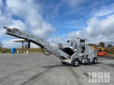 2019 Roadtec CB100 Self-Propelled Conveyor Broom