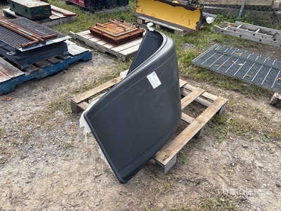 Quantity of (2) PVC Truck Fenders Divers - Pièces détachées pour camions  (Unused)