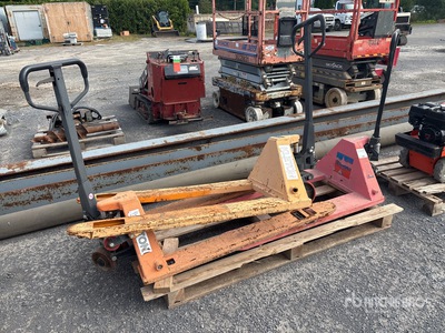 Quantity of (3) Pallet Jacks & Trucks Divers - Magasin, entrepôt, consommateur
