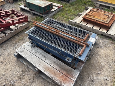 Quantity of (2) 36 in. Dump Trailer Ramps Divers - Magasin, entrepôt, consommateur
