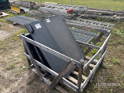 Quantity of (5) Metal Doors Divers - Matériaux de construction