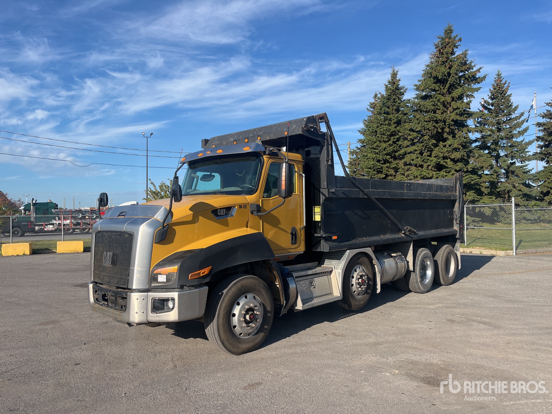 2016 Cat CT660S 8x4 Twin-Steer Camion à benne basculante D/E