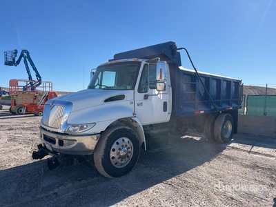 2002 International 4400SBA 4x2 S/A Camión dumper (Inoperable)