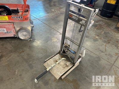 2002 Genie Material Hoist