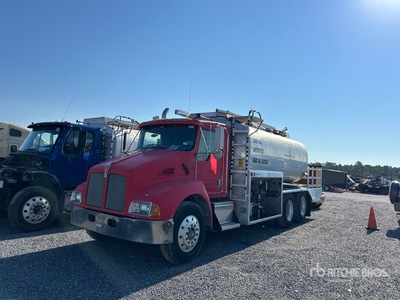 2002 Kenworth T300 4000 gal 6x2 Camión-cisterna