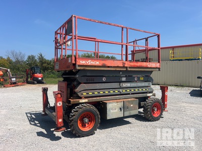 2012 Skyjack SJ7135 RT Dual Fuel 4x4 Elevador de tijera