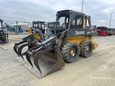 2018 John Deere 324E Minicargadora