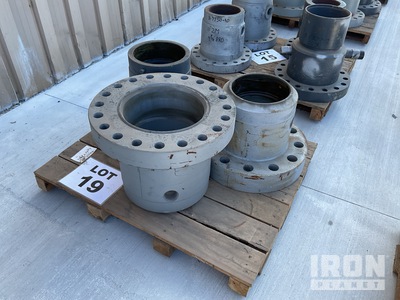 Quantity of (3) Casing Heads Equipo de taller de maquinas para yacimientos petroliferos (Unused)