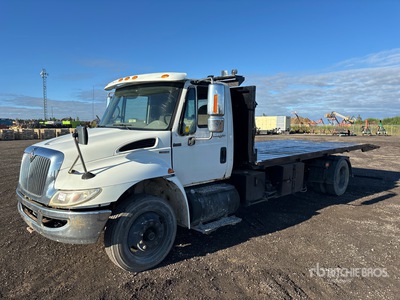 2009 International 4300 4x2 Camion porteur à faux-cadre basculant