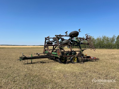 John Deere 610 27 ft Cultivator