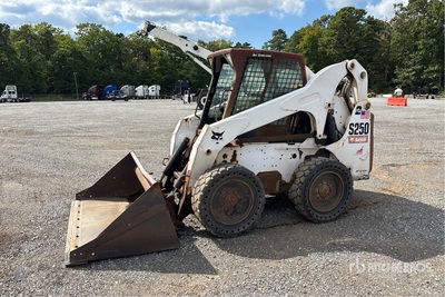 2006 Bobcat S250 Two-Speed Chargeuse à direction à glissement
